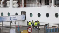 Atraca en A Coru�a el Ambition, el crucero afectado por un brote de gastroenteritis