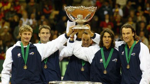 De izquierda a derecha, Juan Carlos Ferrero, Tommy Robredo, el entrenador Jordi Arrese, Rafa Nadal y Carlos Moya levantan la Copa Davis de 2004