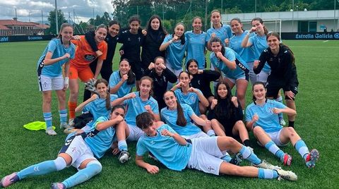 El equipo cadete de As Celtas, tras proclamarse campe�n de liga.