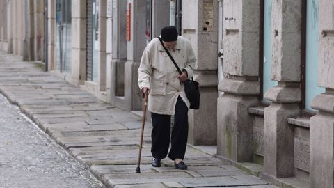Personas mayores paseando por Ferrol