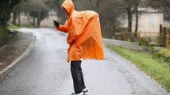 Un peregrino camino hacia compostela