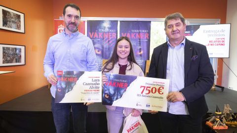 Lara Caamaño Alvite, primeiro premio de secundaria, con Jorge de Barnola Navarro, docente no centro, e Raúl González, alcalde de Dumbría