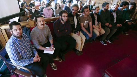 El diputado regional de Podemos, Andr�s Fern�ndez Vilanova (2i), y el concejal de Somos Oviedo, Rub�n Ros�n (i), junto al resto de acusados por la ocupaci�n del espacio social de La Madre�a, en Oviedo