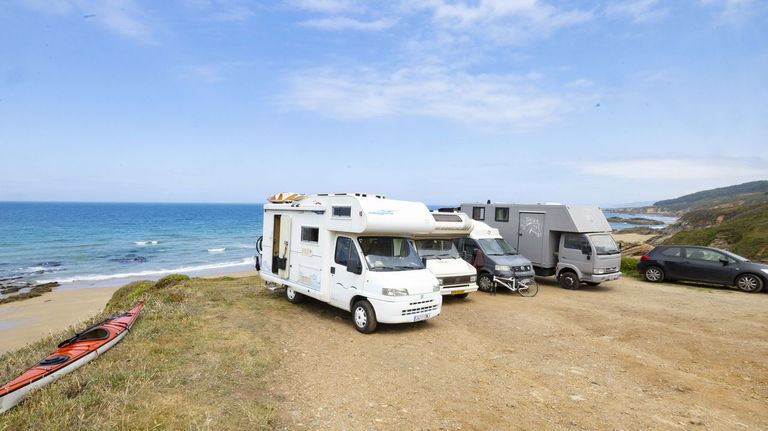 Tr�fico ayer en el entorno del arenal Os Ri�s, en Malpica.