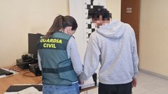 Una agente de la Guardia Civil de Cambados identifica al presunto autor de los dos atracos bancarios en O Saln�s