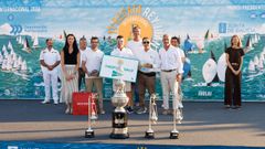 La tripulaci�n del Bribon recoge su premio de campe�n de la clase Xacobeo 6 Metros de la XI Regata Rey Juan Carlos I.