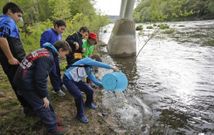 El grupo de alumnos arroj� cr�as de salm�n en el �rea recreativa de Ximonde. 