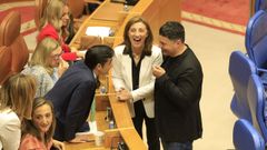 A la derecha, Manuel Lourenzo, diputado del BNG que se perfila como nuevo alcalde de Soutomaior, se re con Jos Manuel Rey Varela, del PP y futuro regidor de Ferrol. Ambos dejarn el Parlamento. En el centro de la imagen, la conselleira ngeles Vzquez