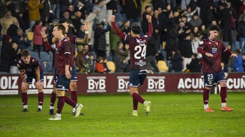 Los jugadores del Pontevedra celebran la �ltima victoria del equipo frente al Racing de Ferrol