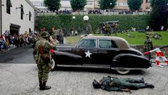 Recreaci�n de un combate de la Segunda Guerra Mundial