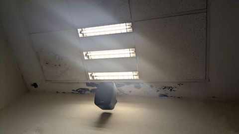 Las humedades y la falta de limpieza son problemas recurrentes en el CEIP Cidade Vella