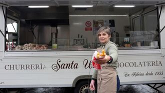 �ngeles Mota Garc�a regenta el negocio familiar desde la churrer�a m�vil que est� instalada en O Malec�n, en Ribeira.