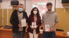 De esquerda a dereita, o edil de Cultura do Concello de Burela Jos� D�az, a directora do IES Monte Castelo Carmen Castelao e o poeta veigue�o Pablo Trabadelo que presentou tres obras s�as no D�a da Poes�a que conmemorou o instituto burelense