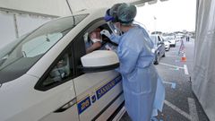 Los taxistas de Sanxenxo son uno de los colectivos a los que va dirigido el cribado que se realiza en Portonovo