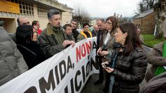 Beatriz Mato dialoga con los trabajadores despedidos