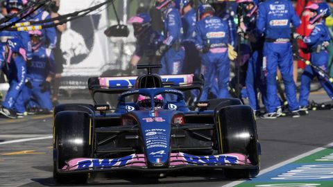 Fernando Alonso hace una parada en boxes durante el Gran Premio de Frmula 1 de Australia