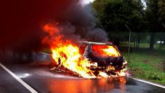 Turismo envuelto en llamas cerca de la central pontesa