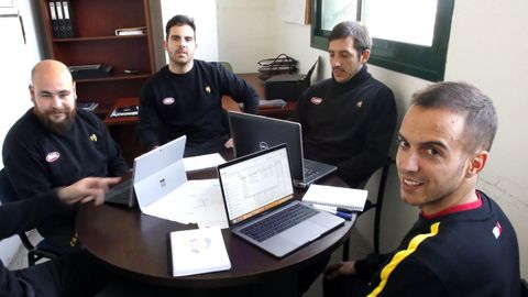 Borja Jim�nez, en una reuni�n con los t�cnicos del R�pido