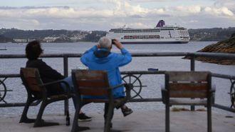 Atraca en A Coru�a el Ambition, el crucero afectado por un brote de gastroenteritis