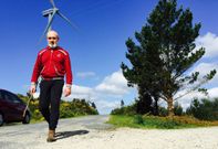 Cinco andarines con rutas propias. Daniel (arriba) recorre Xiabre; Jos� (izquierda) circunvala Pontevedra; Mar�a Dolores y su hijo van de Vilagarc�a a Vilaxo�n; Pablo (abajo, izquierda) de Mar�n a Pontevedra y Rogelio peina Poio. 