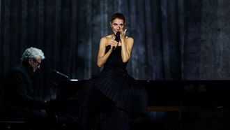C�line Dion se emoci� ayer en su primer concierto en Par�s.