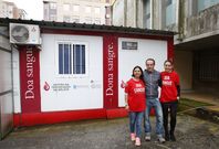 Marta Luj�n, M�chel Mart�nez y Silvia Rey, ante la caseta de donaci�n de sangre de la ciudad. 