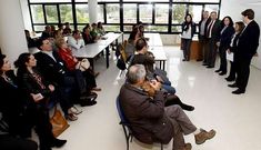 Alumnos, autoridades y equipo docente, ayer, en la clausura del obradoiro de A Laracha y Arteixo.