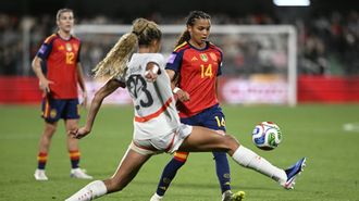 Vicky L&oacute;pez, centrocampista de la selecci&oacute;n espa&ntilde;ola, ante la islandesa Sveind&iacute;s Jane J&oacute;nsd&oacute;ttir en el duelo de Castalia.