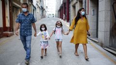 Luis y Alberta flanquean a sus hijas, Tina, que empieza ma�ana el �ltimo curso de infantil, y Teresa, que hoy estren� el curso