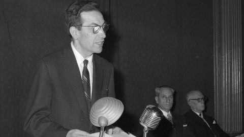 Ramn Pieiro, lendo o seu discurso de ingreso na RAG (1967).