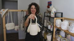 Sonia de Ger�nimo muestra el bolso que dise�� para Zara, rodeada de otras creaciones propias.