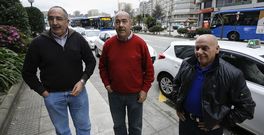 Rafael Penas, Antonio Espi�eira y Ernesto Fern�ndez, en la parada de la calle Ram�n y Cajal. 