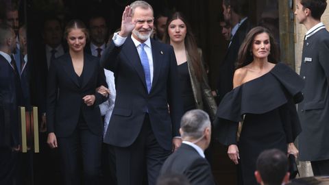 La Princesa leonor, el Rey Felipe, la Infanta Sofía y la Reina Letizia a la salida del Hotel Reconquista para dirigirse al Teatro Campoamor ante la ceremonia de entrega de los 'Premios Princesa de Asturias 2024', a 25 de octubre de 2024, en Oviedo