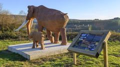 Un conjunto escult�rico que representa en tama�o natural un mamut adulto y una cr�a es uno de los puntos destacados de la nueva ruta de senderismo