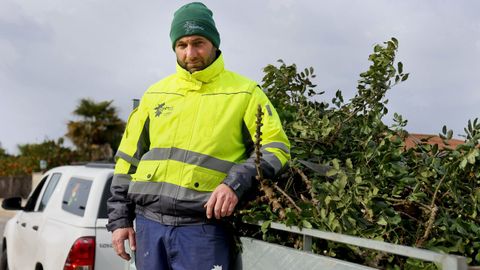 JARDINERO.Gonzalo Pintan� trabaja como jardinero desde hace 16 a�os