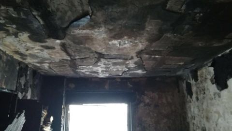 El techo, destrozado tras el incendio