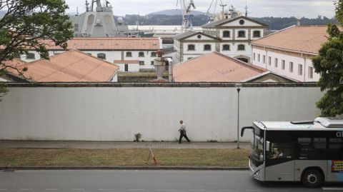 Vista de la muralla del Arsenal Militar, en el tramo de la avenida de Irmandiños, que se plantea reducir en este mandato.