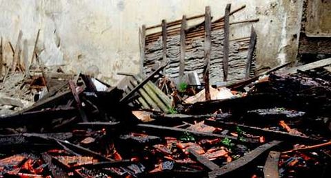 Parte del tejado desprendido en la planta baja del edificio