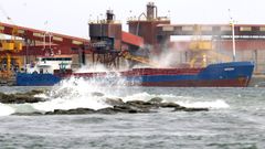 Mercante descargando en el puerto de Alcoa