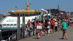 Colas en el puerto de Vigo para entrar en el barco a C�es 