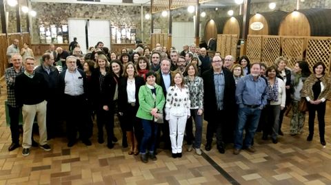 Suárez del Fueyo, rodeado de personas en la espicha-homenaje por su jubiliación como director del CP Jovellanos