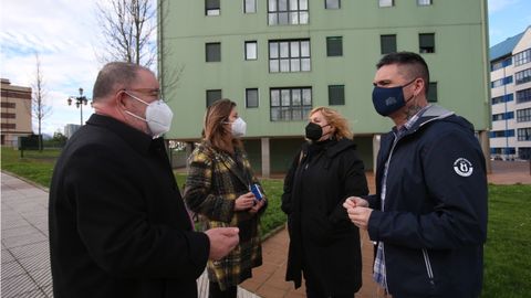 Rafael Palacios y Ana Taboada visitan viviendas de Vipasa en el barrio de La Corredoria, en Oviedo