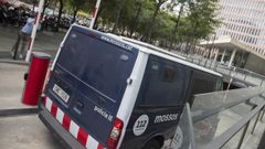Un furg�n de los Mossos d�Esquadra llega a la Ciudad de la Justicia de Barcelona. Seg�n el PP, el traspaso en inmigraci�n a Catalu�a supondr�a �convertir a los Mossos en una polic�a nacional, porque van a participar en el control de fronteras�