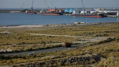 La zona sur de Langosteira, en primer t�rmino, y al fondo el muelle A 