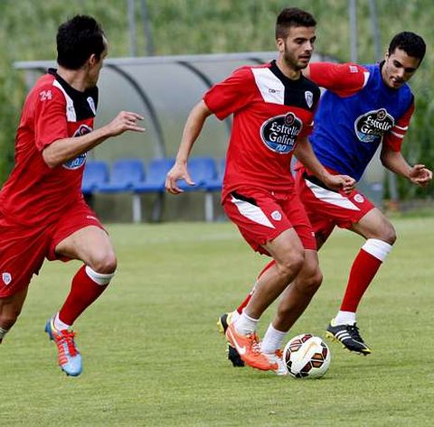 Pelayo conduce el bal�n durante un entrenamiento en A Campi�a. 