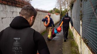 Los dos buzos, con un miembro de Emerxencias Sanxenxo, este martes en Sanxenxo