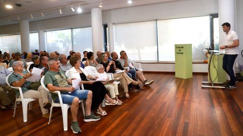 El alcalde de A Estrada, Gonzalo Louzao, durante la reuni�n de ayer para informar a los vecinos.