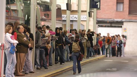 Pasajeros en la estacin de Alsa de Gijn en la primera jornada de huelga 