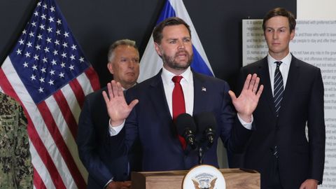 El vicepresidente Vanca, durante la rueda de prensa en Tel Aviv, junto a 