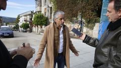 El concejal del PP Ramn Cabarcos hablando del problema en O Carme